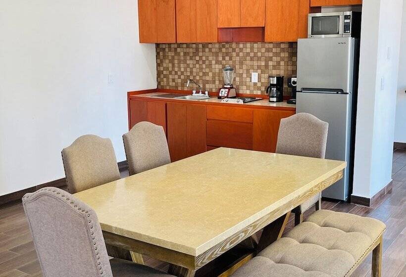 La Lola Hotel & Suites