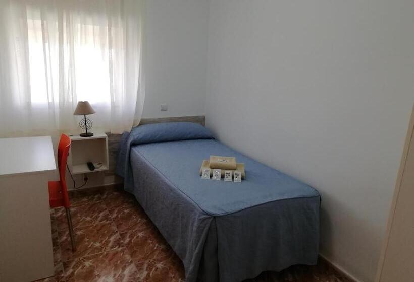 פנסיון Hostal Alfil