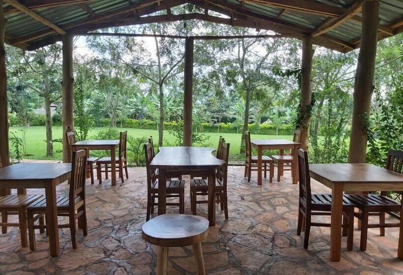 پانسیون Tusubira Village