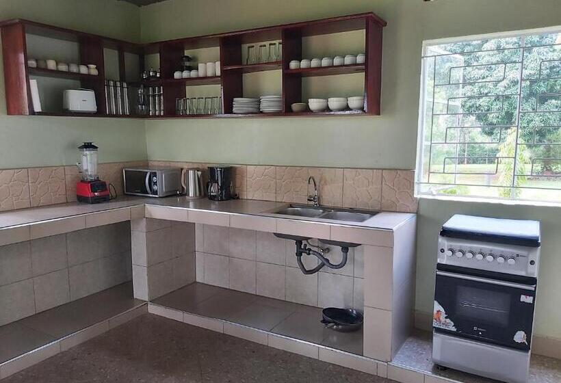 پانسیون Tusubira Village