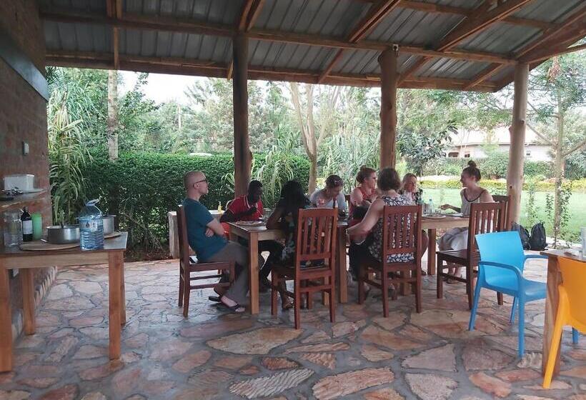 پانسیون Tusubira Village