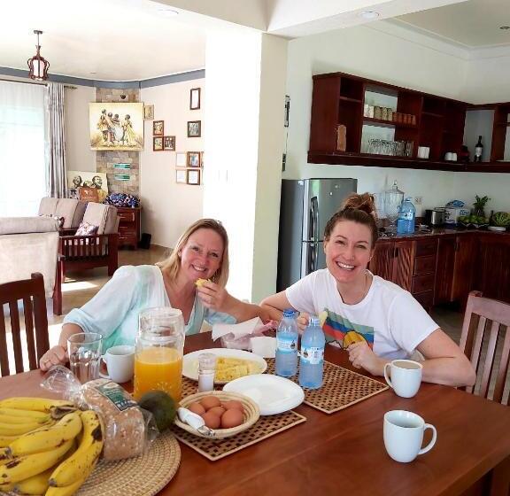 پانسیون Tusubira Village