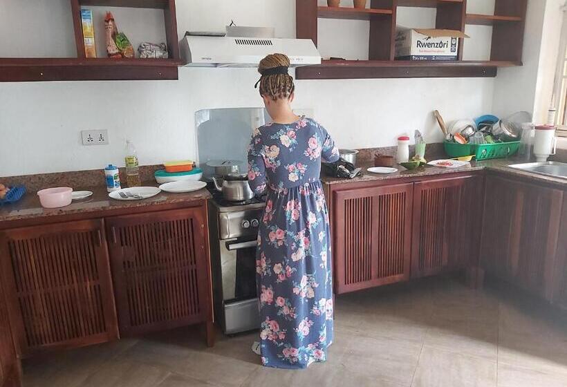 پانسیون Tusubira Village