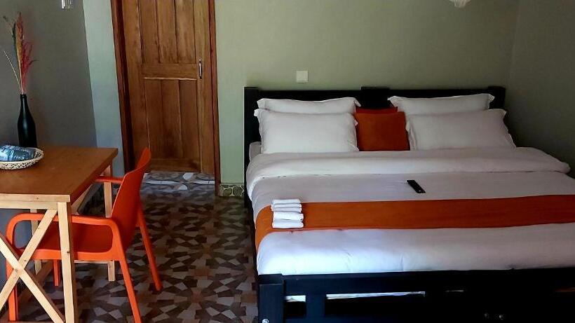 پانسیون Tusubira Village