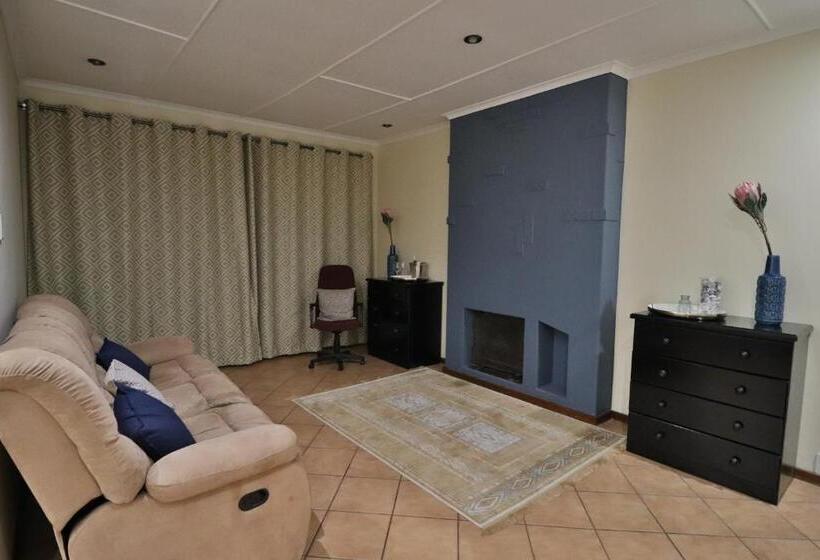 פנסיון Highway Gardens Guest House