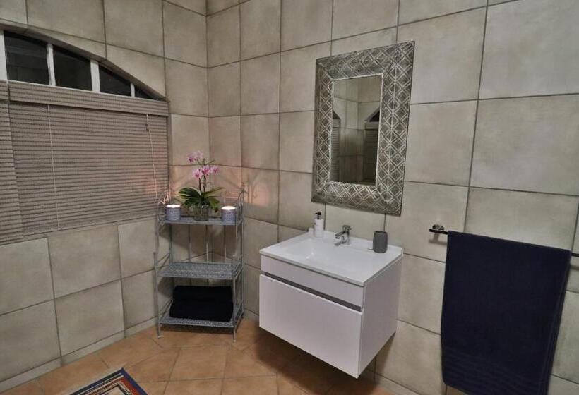 פנסיון Highway Gardens Guest House