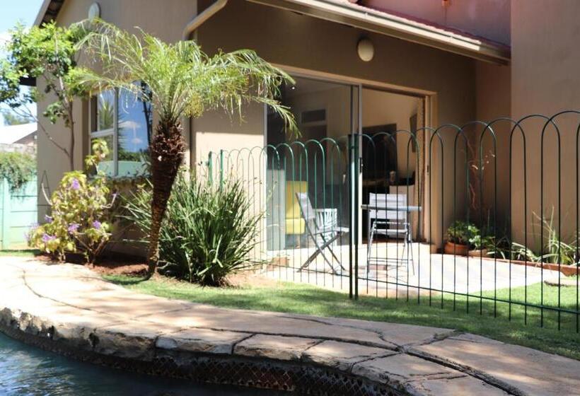 פנסיון Highway Gardens Guest House