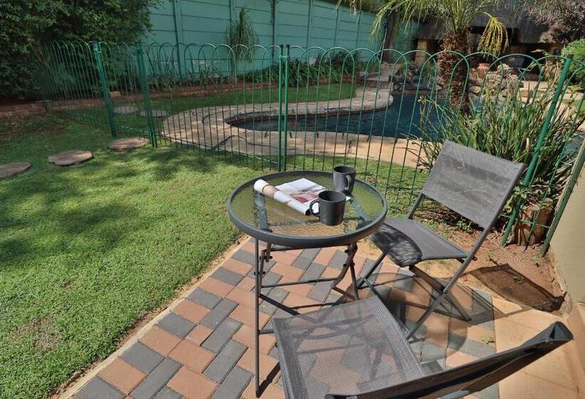 פנסיון Highway Gardens Guest House