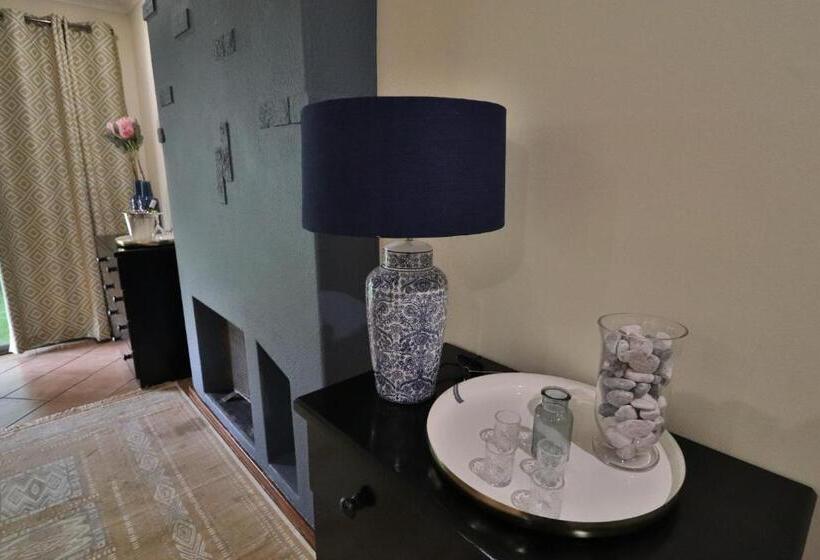 פנסיון Highway Gardens Guest House