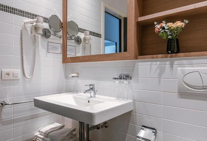 בית מלון כפרי Astoria