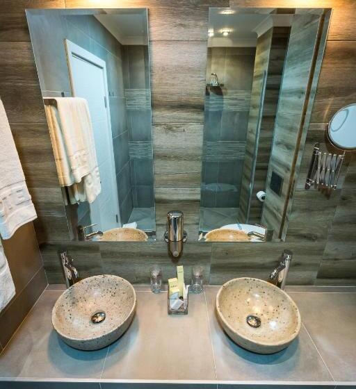 هتل Crystal Light