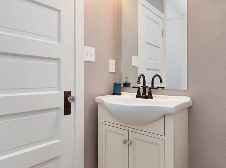 2br Olympic Center Downtown