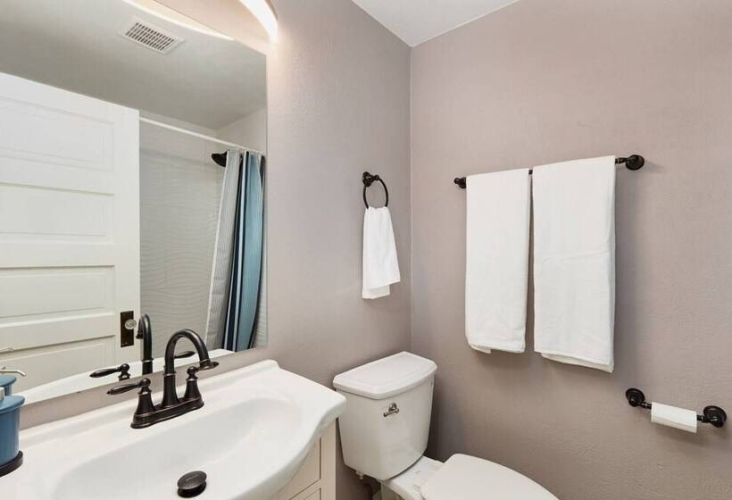 2br Olympic Center Downtown