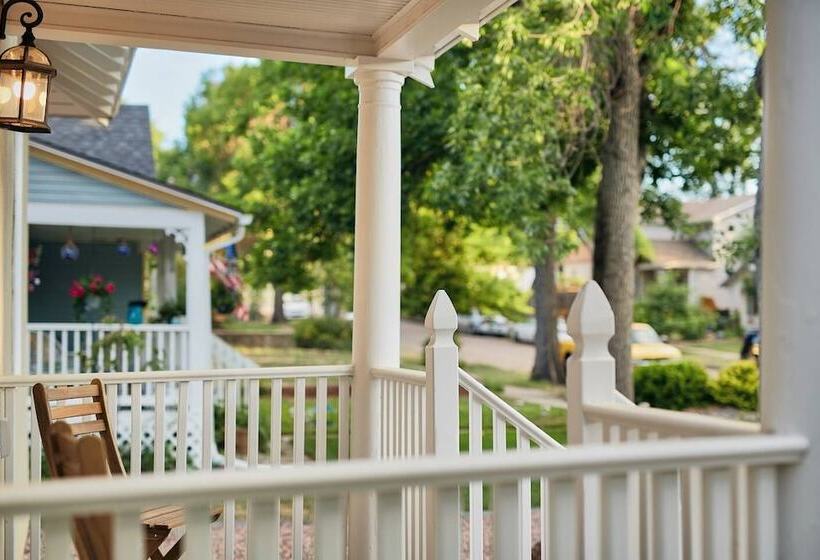 2br Olympic Center Downtown