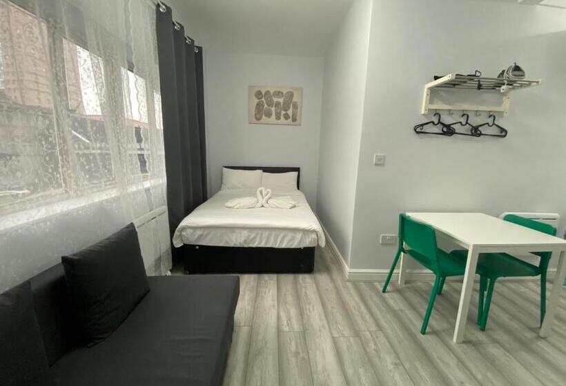 Общежитие Comfortable Cosy Budget Studios In City Center