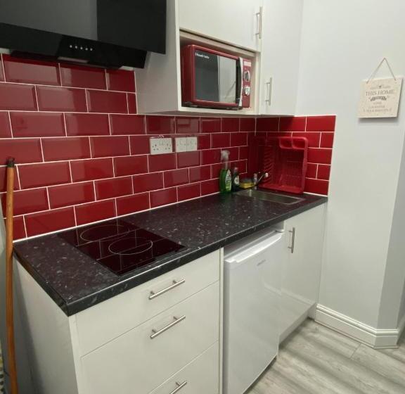 Общежитие Comfortable Cosy Budget Studios In City Center