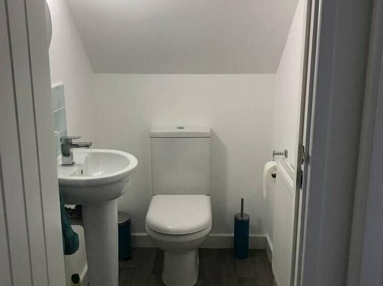 Beautiful Refurbished Home   Short Walk To The Beach