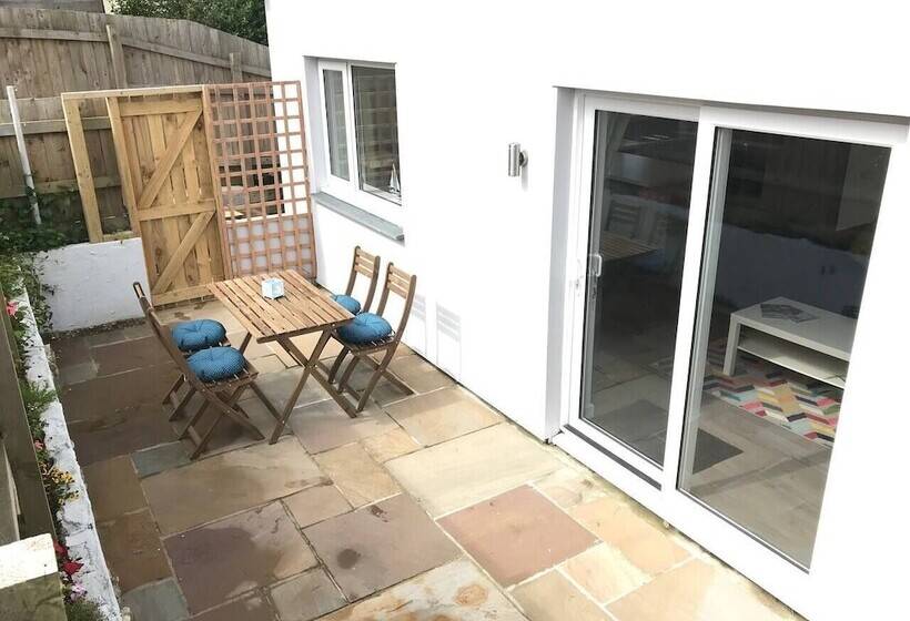 Beautiful Refurbished Home   Short Walk To The Beach