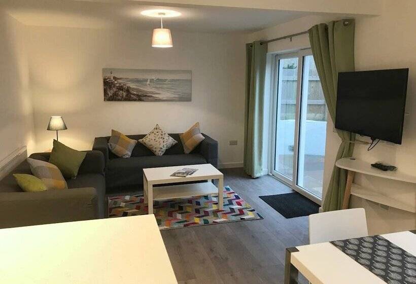 Beautiful Refurbished Home   Short Walk To The Beach