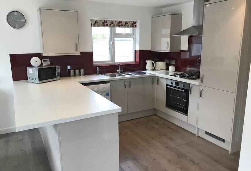 Beautiful Refurbished Home   Short Walk To The Beach