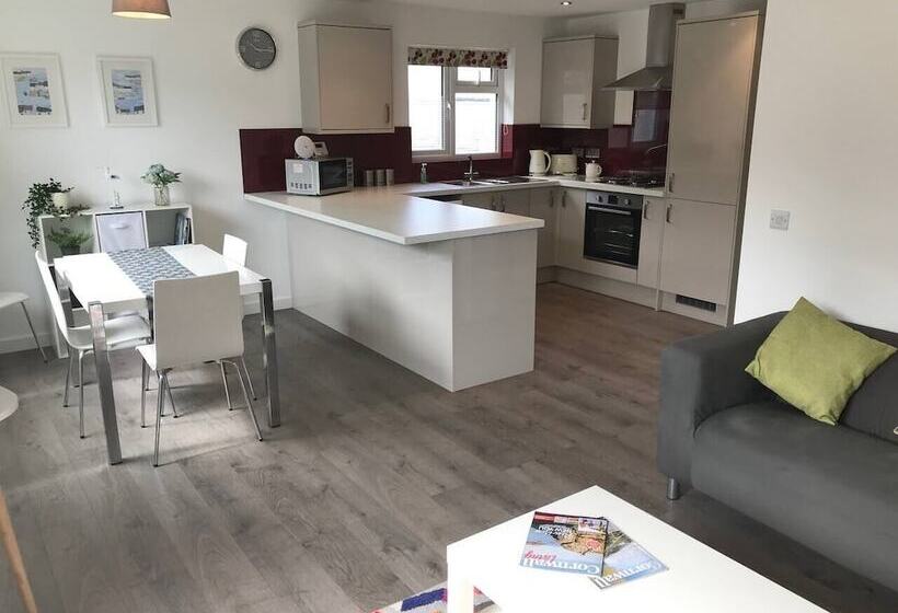 Beautiful Refurbished Home   Short Walk To The Beach