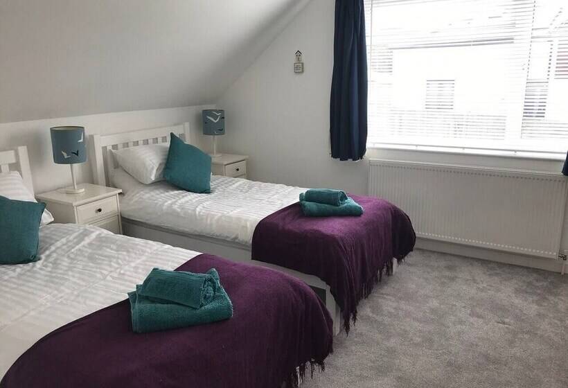 Beautiful Refurbished Home   Short Walk To The Beach