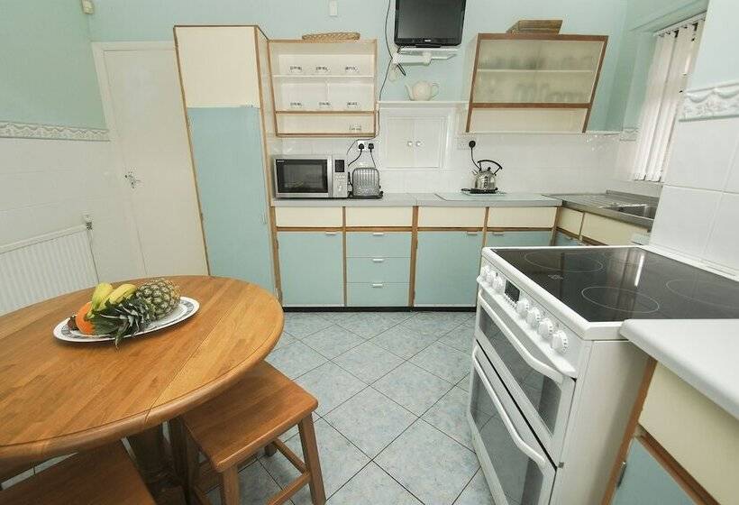 Dean Court Bungalow Parking By Brighton Holiday Lets