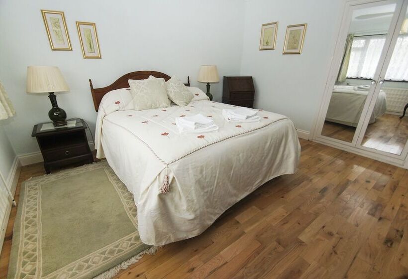 Dean Court Bungalow Parking By Brighton Holiday Lets