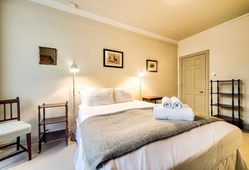 Historic City Centre Georgian Townhouse: Free Parking & Garden