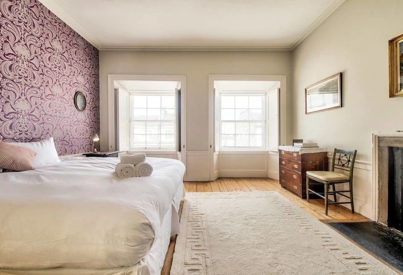 Historic City Centre Georgian Townhouse: Free Parking & Garden