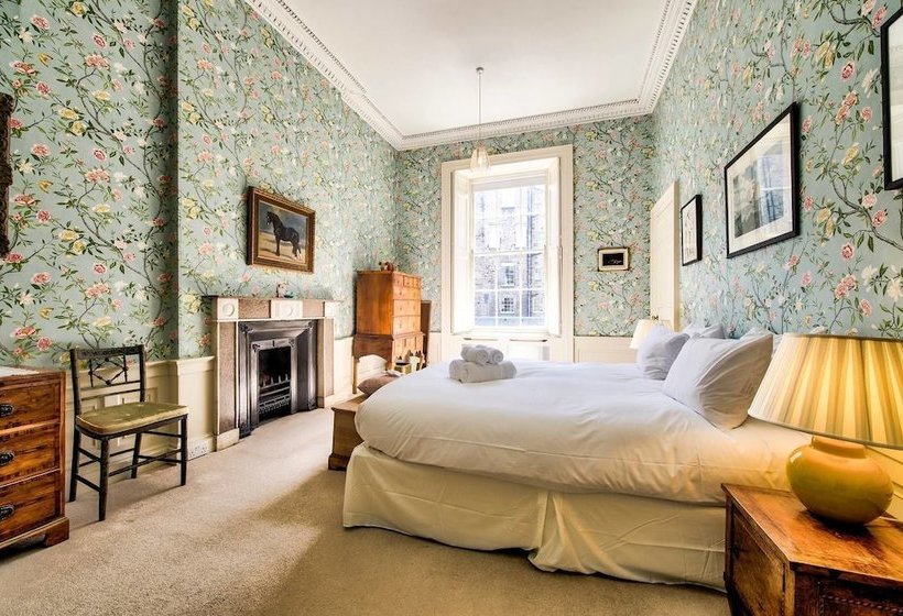 Historic City Centre Georgian Townhouse: Free Parking & Garden