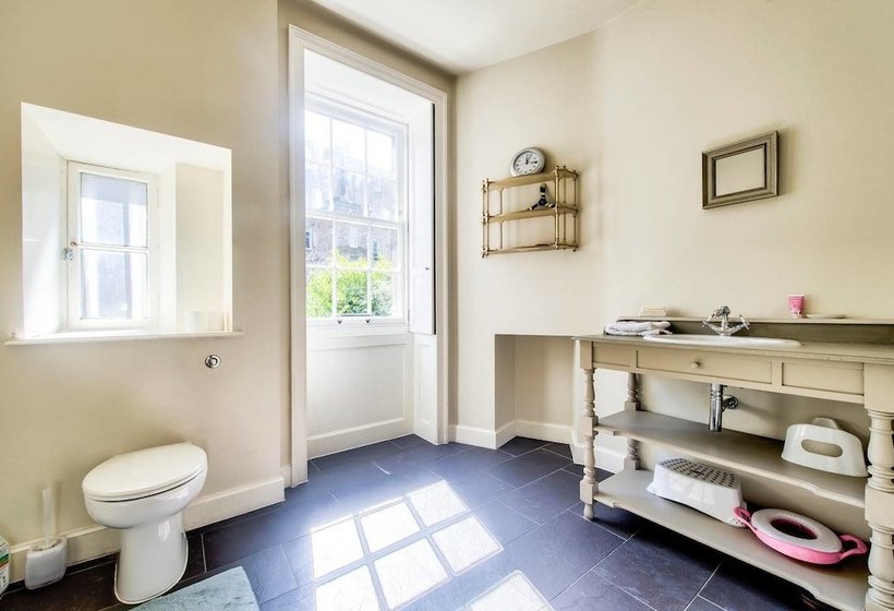 Historic City Centre Georgian Townhouse: Free Parking & Garden