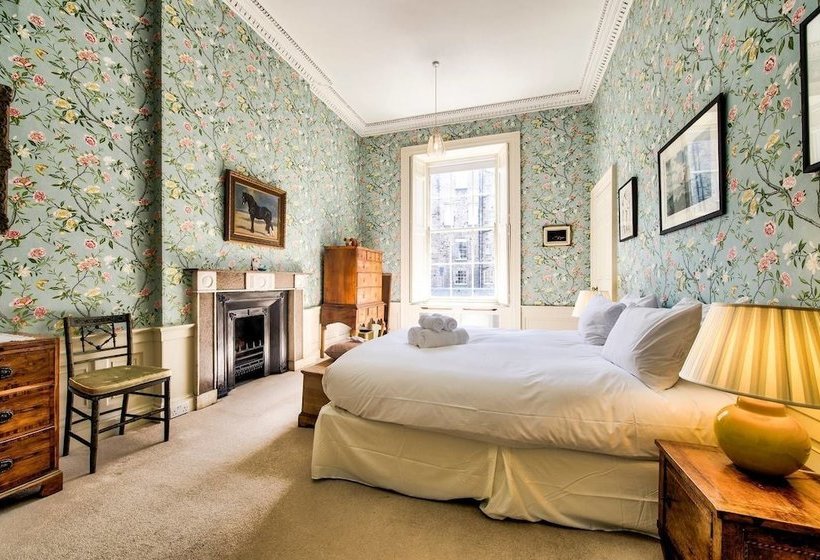 Historic City Centre Georgian Townhouse: Free Parking & Garden