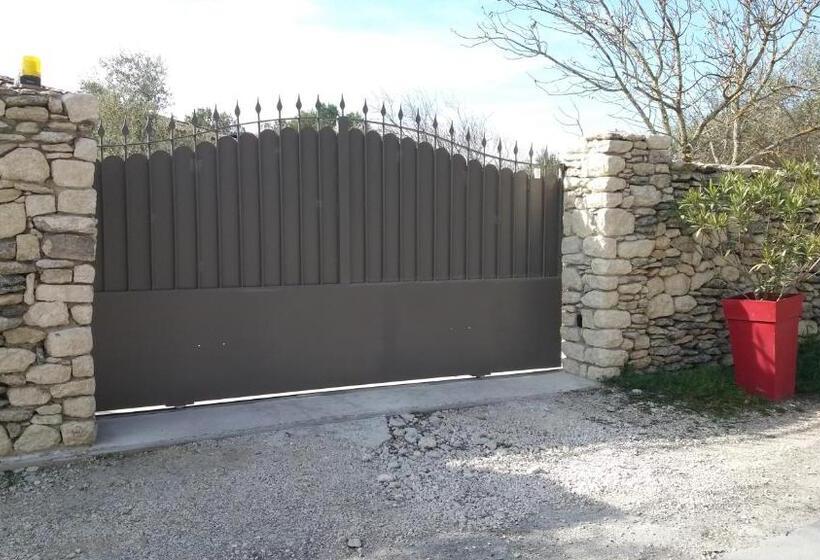 ペンション Le Mas Des Alexandrins