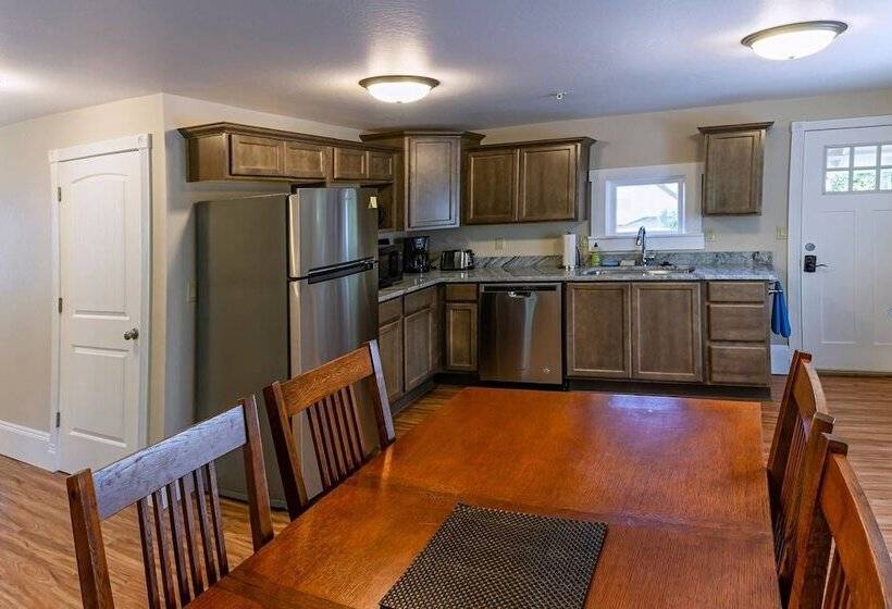 Pioneer House   North Suite