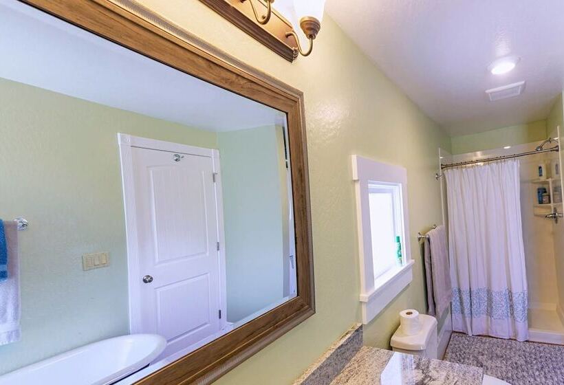 Pioneer House   North Suite