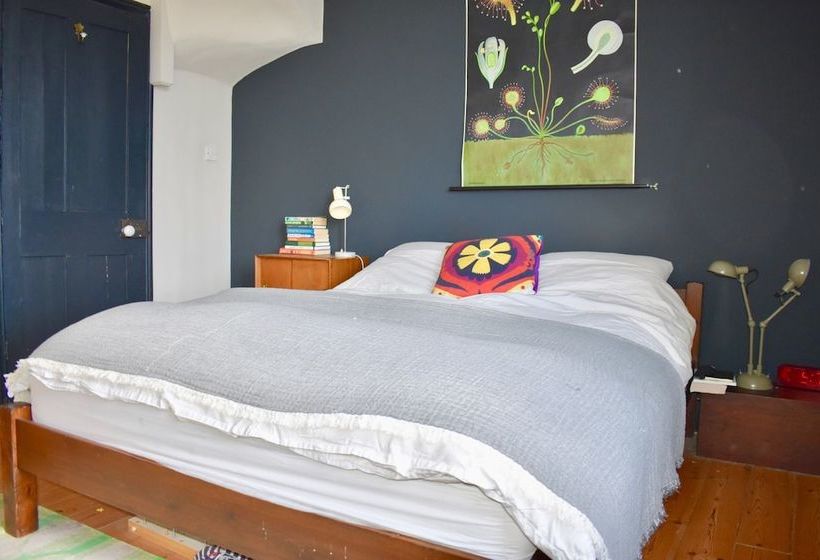 Spacious Family Home With Garden