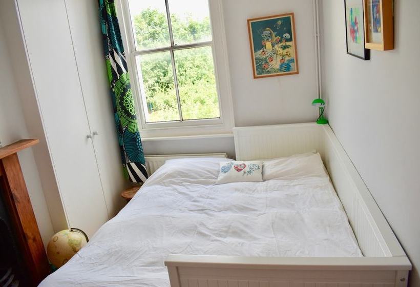 Spacious Family Home With Garden