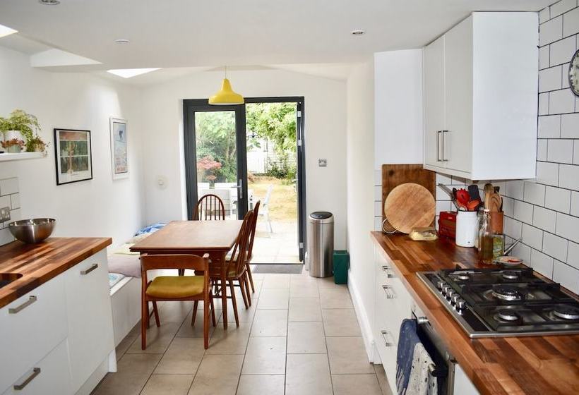 Spacious Family Home With Garden