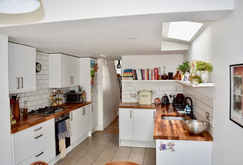 Spacious Family Home With Garden