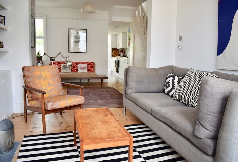 Spacious Family Home With Garden