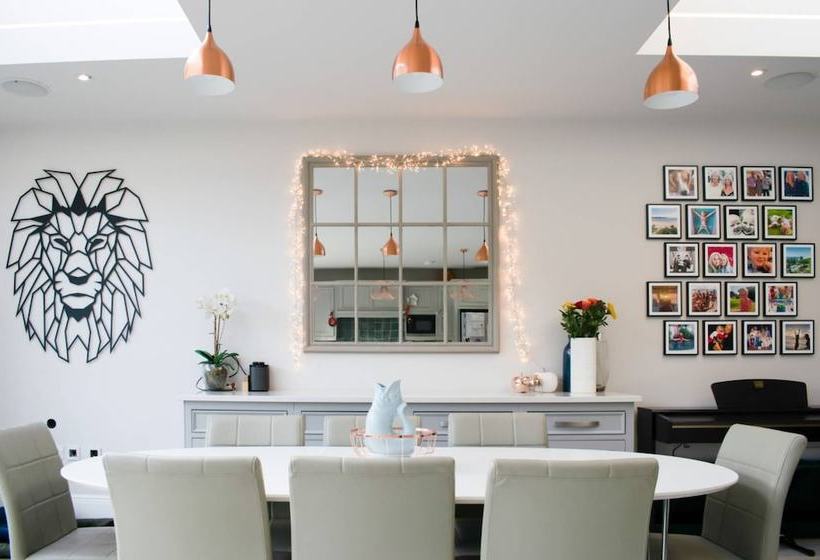 Stylish & Stunning 5 Bed House In Clapham South