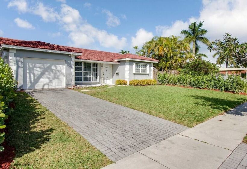 Trendy 4br House With All New Furnishings & Hot Tub