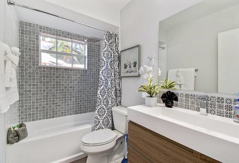 Trendy 4br House With All New Furnishings & Hot Tub