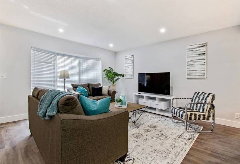 Trendy 4br House With All New Furnishings & Hot Tub