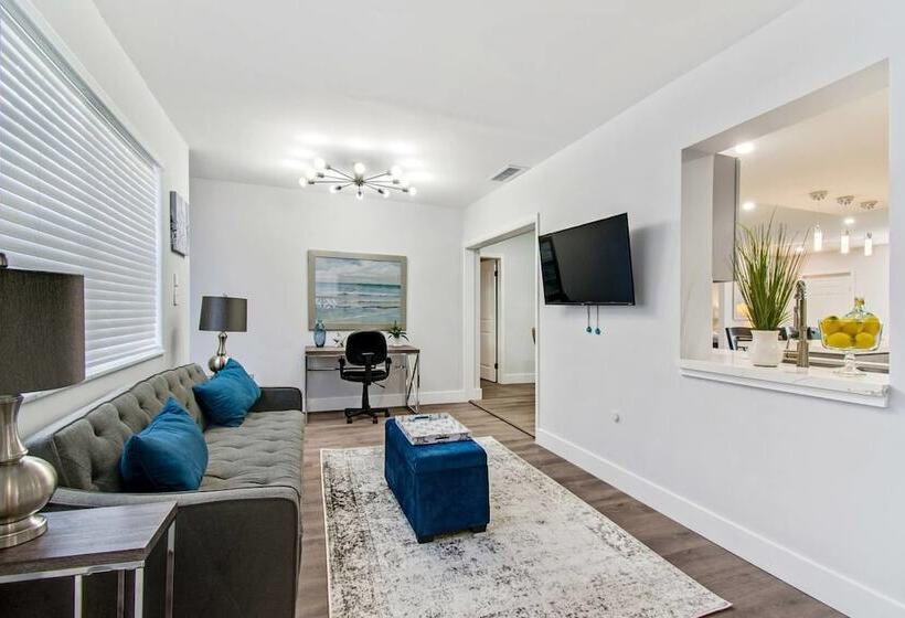 Trendy 4br House With All New Furnishings & Hot Tub