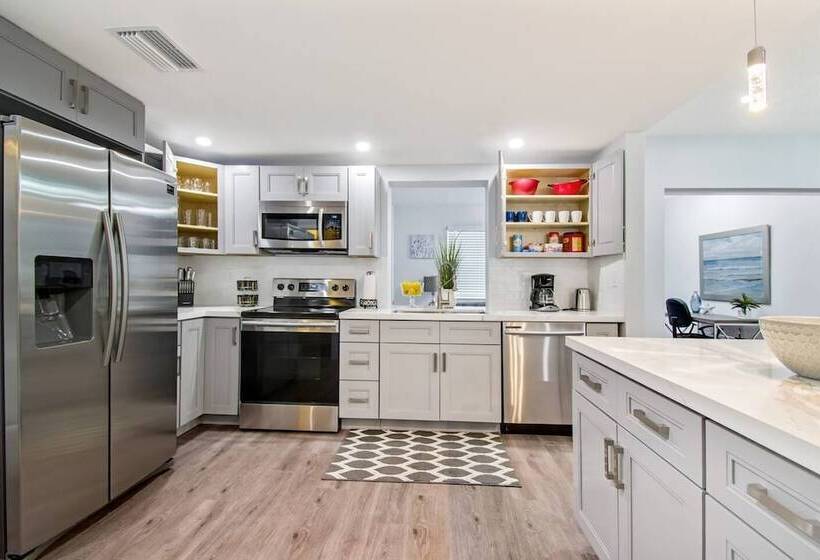 Trendy 4br House With All New Furnishings & Hot Tub