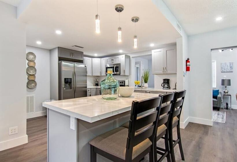 Trendy 4br House With All New Furnishings & Hot Tub