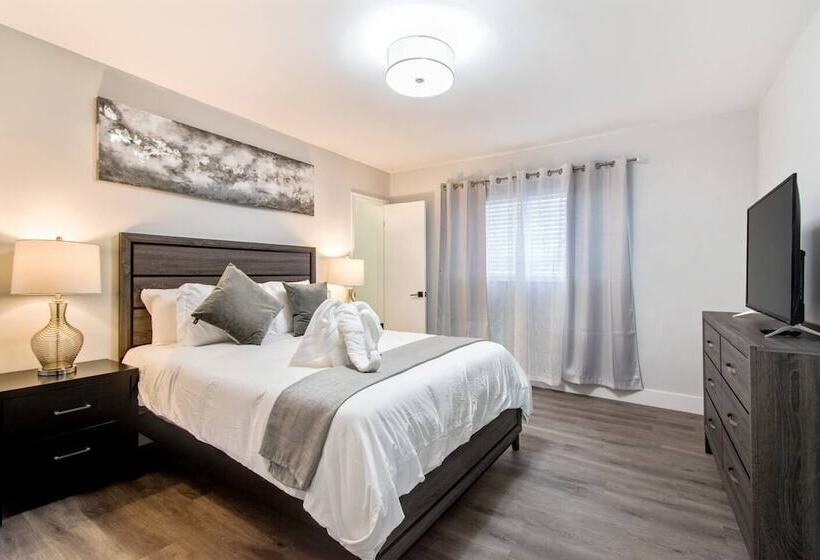 Trendy 4br House With All New Furnishings & Hot Tub