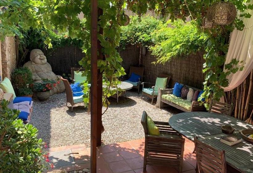 تختخواب و صبحانه Little Vine